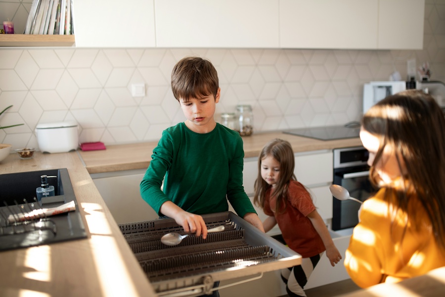 kids doing dishes